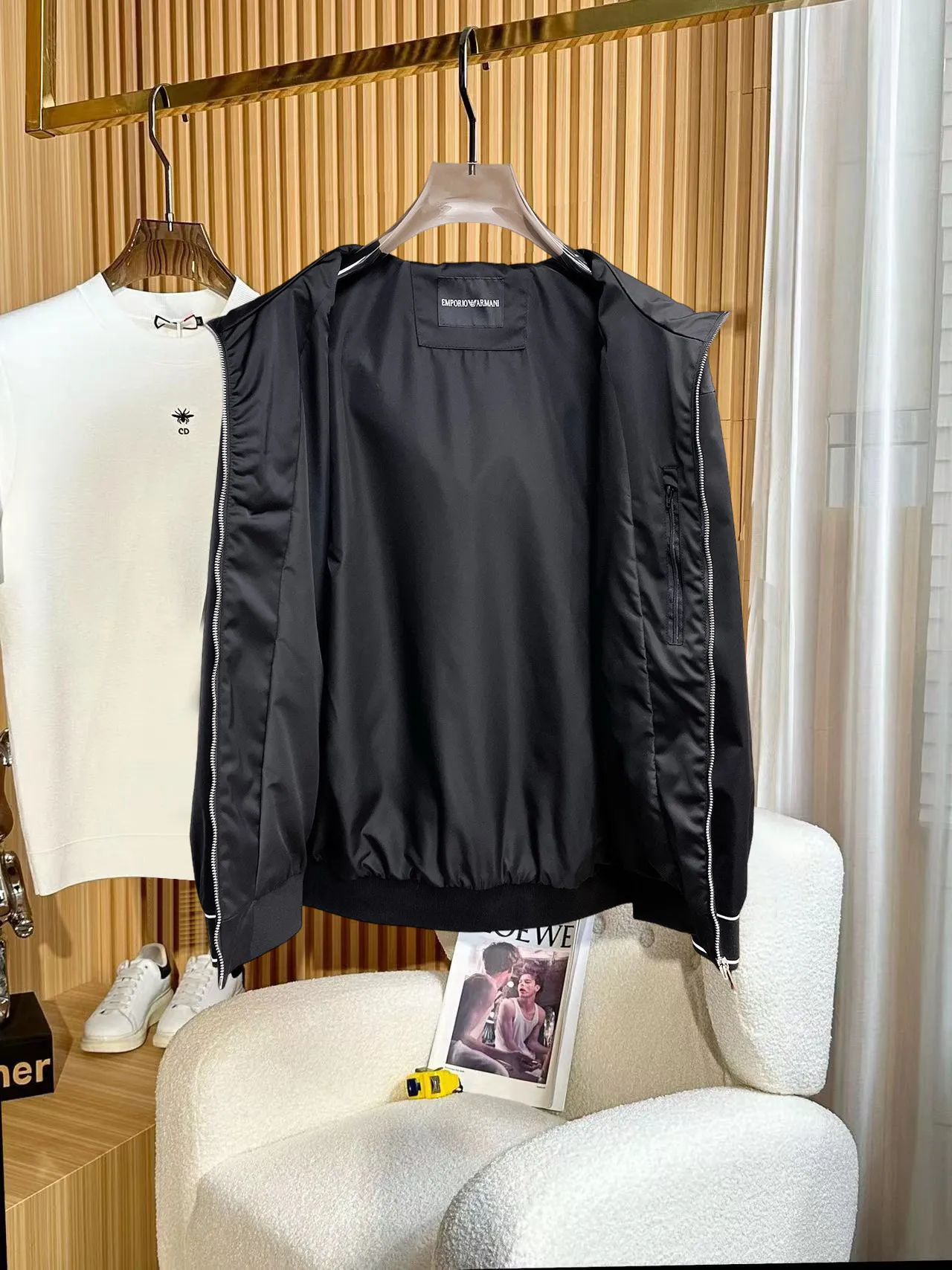 Armani official website Same Style, complete with three labels, on sale in advance. 2026 Autumn and Winter New Arrival men's jacket, Original with complete three labels, Premium version. Custom-made fabrics at the counter. Breathable, high comfort, impeccable details, brand element design concept, reflecting high quality. It feels delicate and soft, presents a casual cut, and has a great upper body shape. Sizes: M～3XL,
